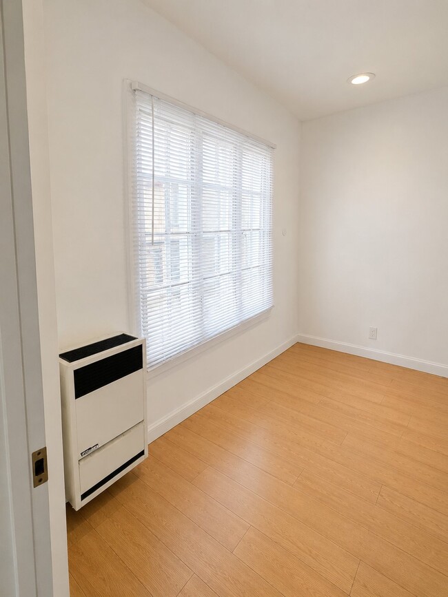 Building Photo - 2533 1/2 Hillcrest Dr