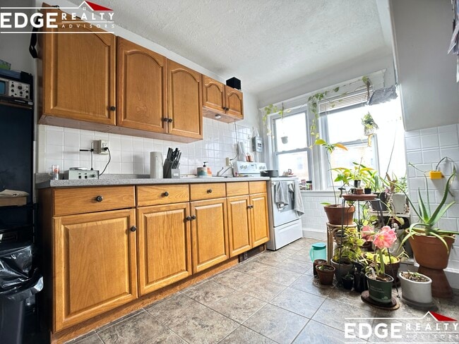 Building Photo - 208 Kelton St