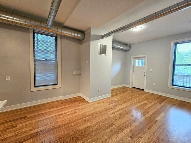 Building Photo - 1415 W Erie St