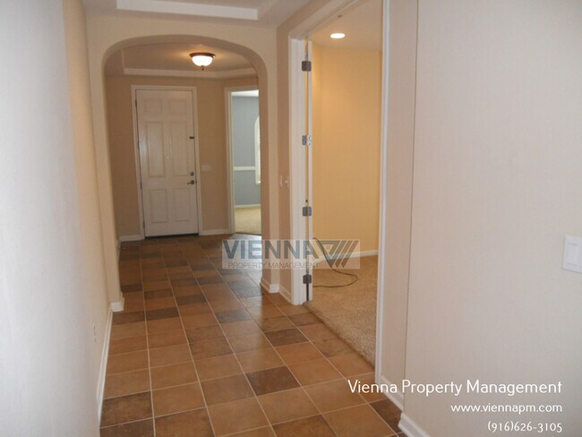 Building Photo - Beautiful Home for Rent in Roseville!