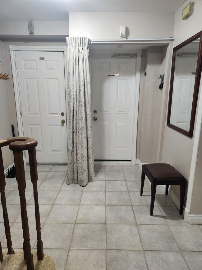 Main and garage entrance - 1603 Baggins St