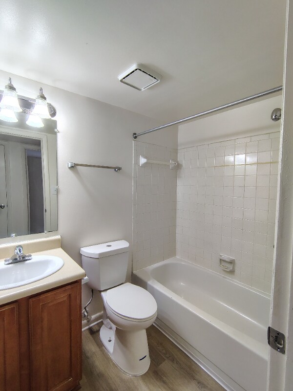 Foto del edificio - 600 Reusens Rd