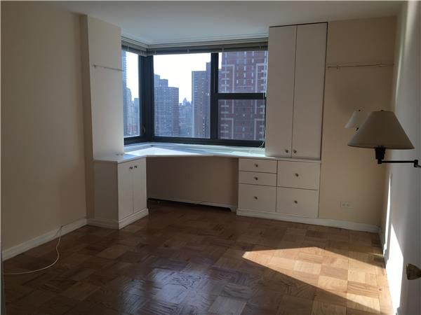 Building Photo - 350 E 93rd St