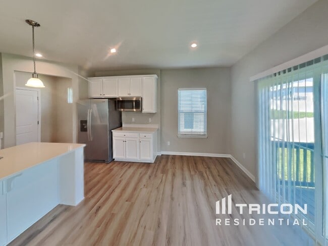 Building Photo - 833 Dean Dr