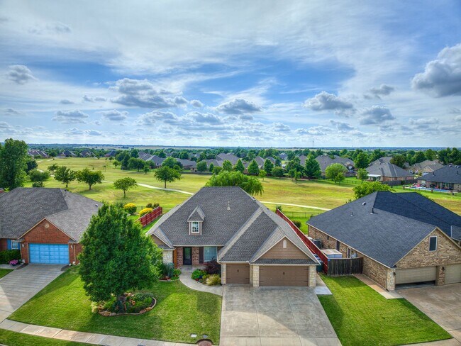 Foto del edificio - Fantastic home in the Fairways at Surrey H...