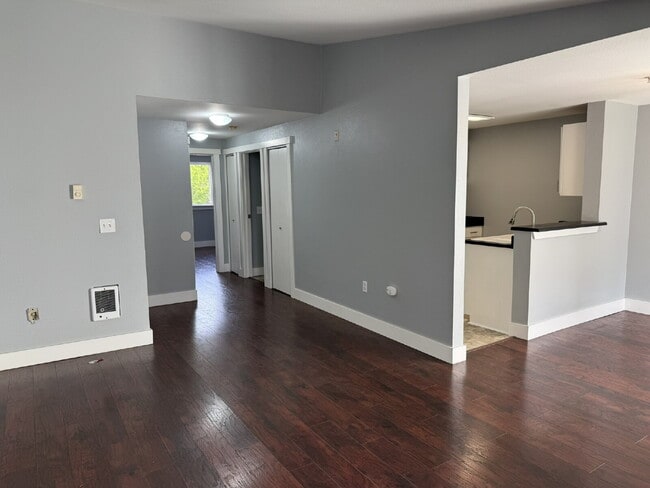 Building Photo - Charming & Spacious 1 Bedroom Condo Retreat in Renton