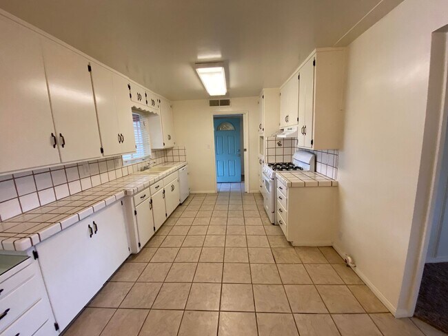 Building Photo - Home in Tulare for Rent!