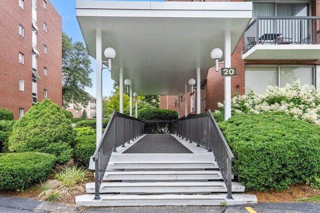 Foto del edificio - 20 Hammond Pond Pkwy