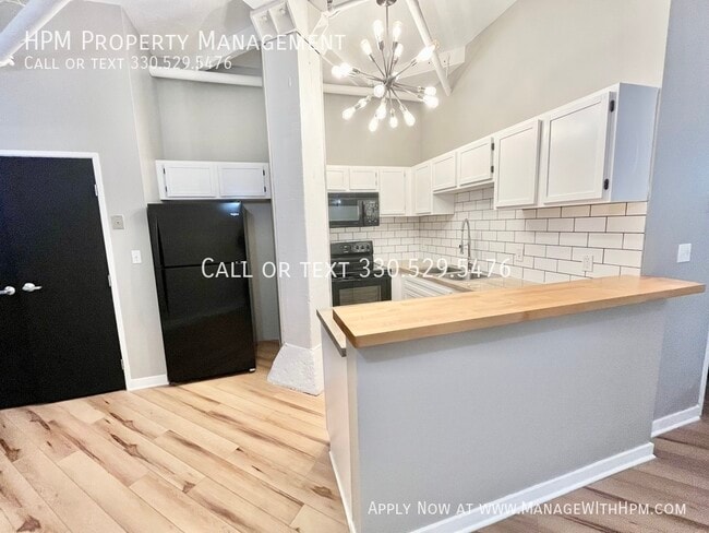 Building Photo - 1133 W 9th St