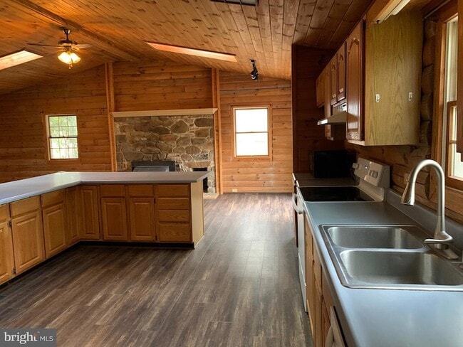 Building Photo - 7 Glade Dr