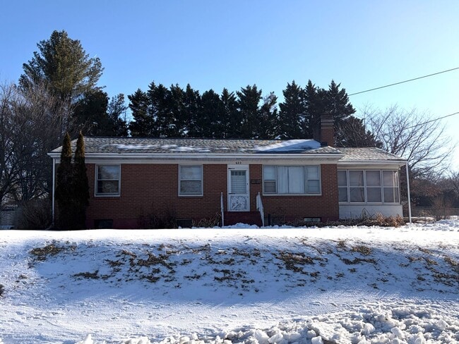 3 Bedroom House off Sandusky Drive - 3 Bedroom House off Sandusky Drive