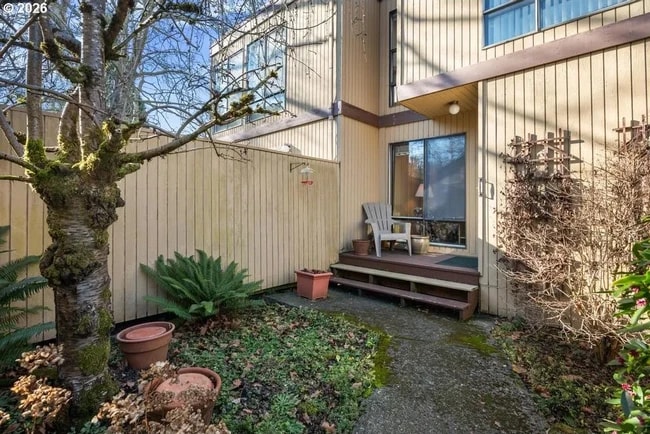 Building Photo - 1655 NW Lakeway Ln