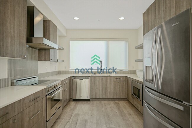 Foto del edificio - 3 BED & 3 BATH TOWNHOUSE FOR RENT