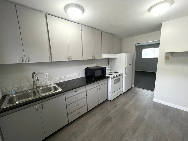 Kitchen - 1788 N Riverside Ave