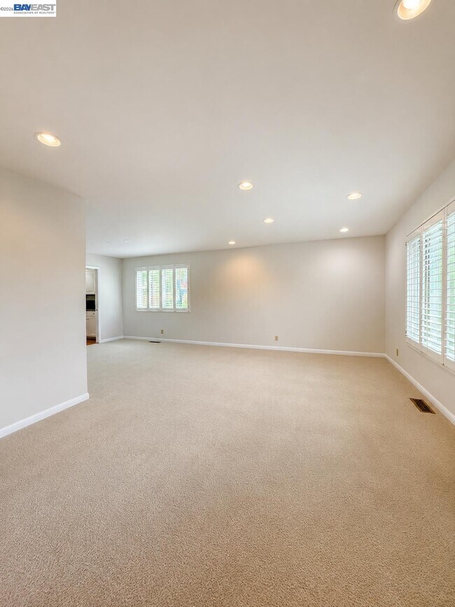 Building Photo - 2516 Dos Rios Dr
