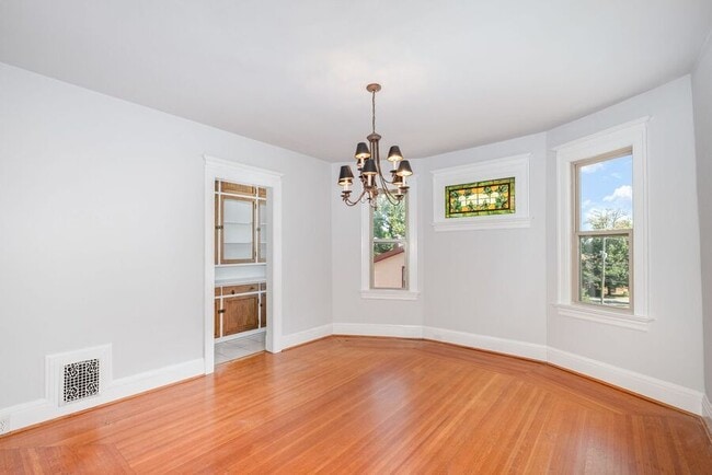 Foto del edificio - 2744 Madison Rd