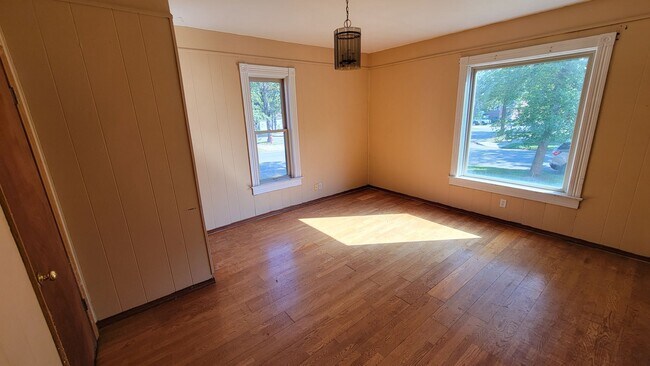 Building Photo - Large 5 bed 2 bath home in Wausau