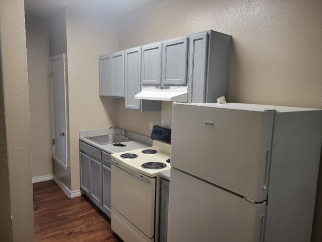 Building Photo - 354 E Southcross