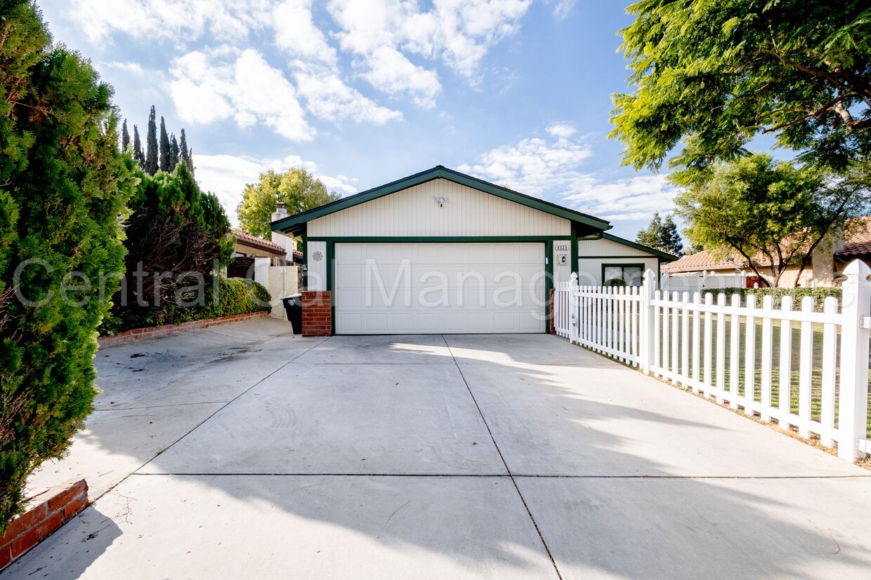 Primary Photo - 3 Bedroom/2 Bath Home with a Pool and Sola...