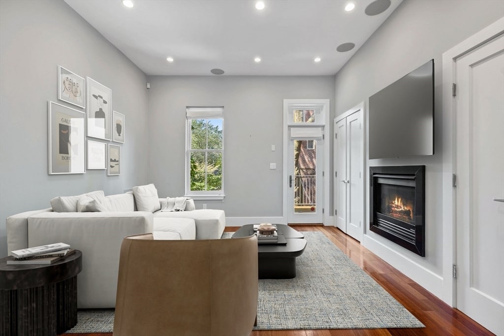 Primary Photo - 32 Clarendon St