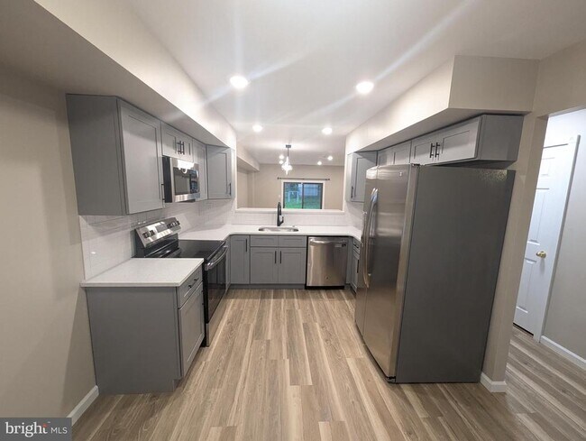 Foto del edificio - 988 Beechwood Pl