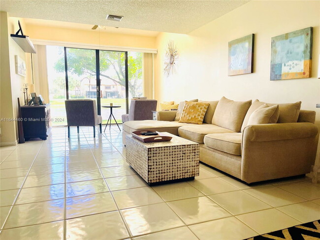 Building Photo - 3963 Cocoplum Cir
