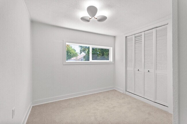Building Photo - Beautiful Spacious Fully Remodeled Home in...