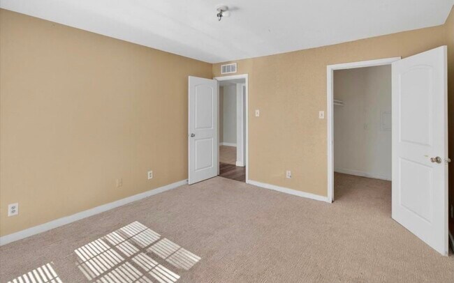 Building Photo - 12500 Sandpiper Dr
