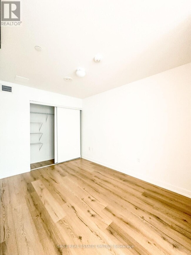 Photo du bâtiment - 1195 The Queensway