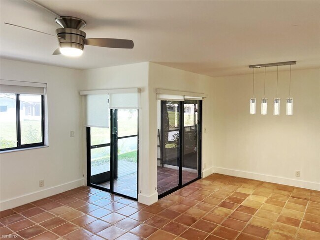 Building Photo - 2 br, 2 bath Townhome - 8136 NW 15th Mnr