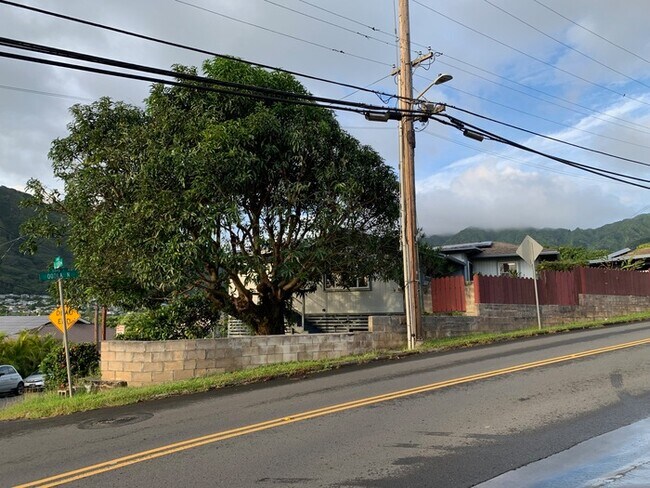 Building Photo - Located in Manoa Valley near Schools