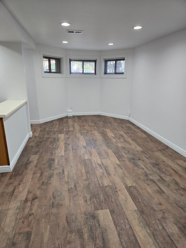 Building Photo - 3824 N Wilton Ave