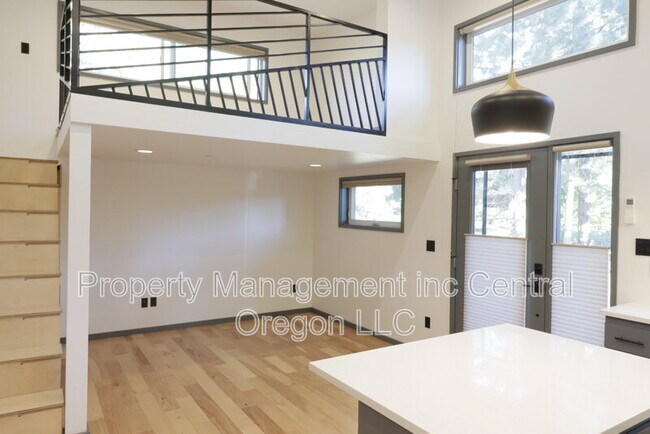 Foto del edificio - 61304 SE Wizard Ln