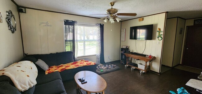 Building Photo - Cute Two Bedroom Home!