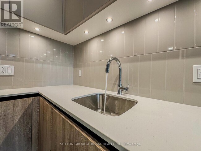 Photo du bâtiment - 8 Beverley Glen Blvd