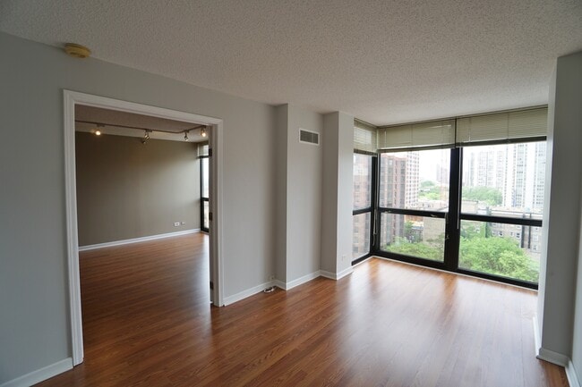 Building Photo - 1122 N Clark St