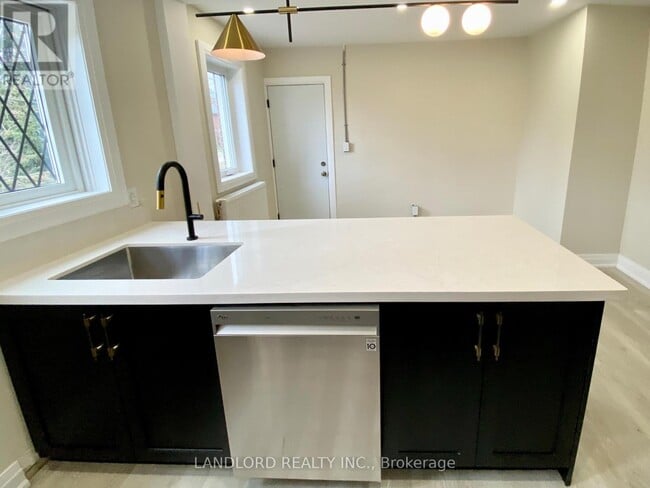 Photo du bâtiment - 2520 Bloor St W