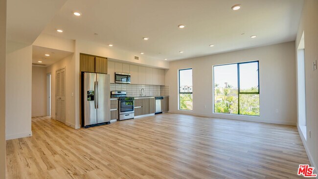 Building Photo - 1540 S Hayworth Ave