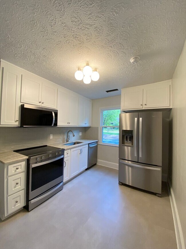 Building Photo - 1011 Lakeview Dr