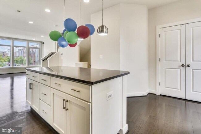 Foto del edificio - 8060 Red Hook St