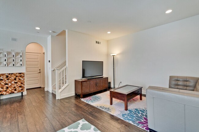 Building Photo - Modern Townhome in Prime Location — Walkab...