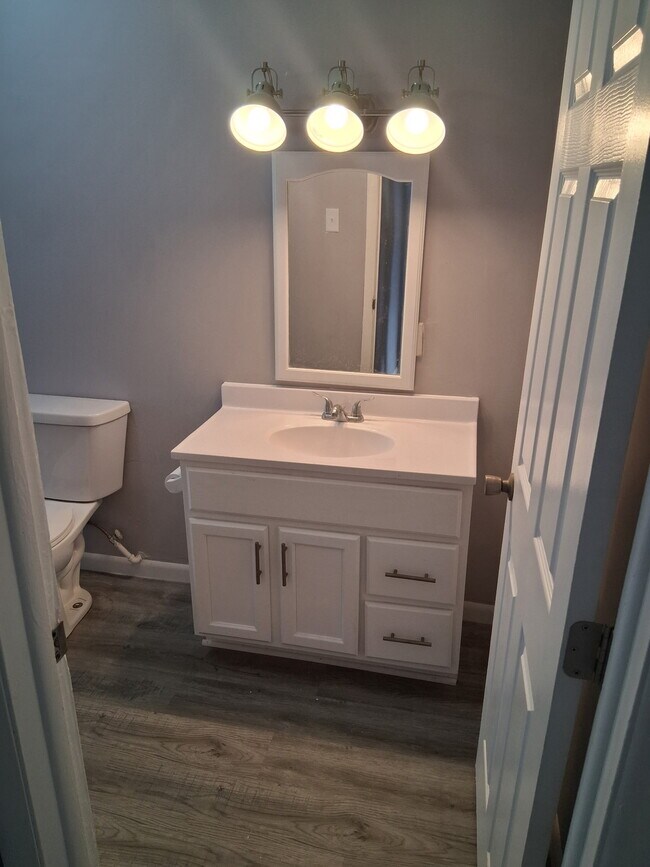 Baño - 254 E Jackson St