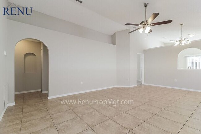 Foto del edificio - Now Available!