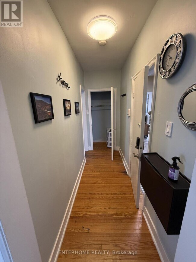 Photo du bâtiment - 51 Queen St E