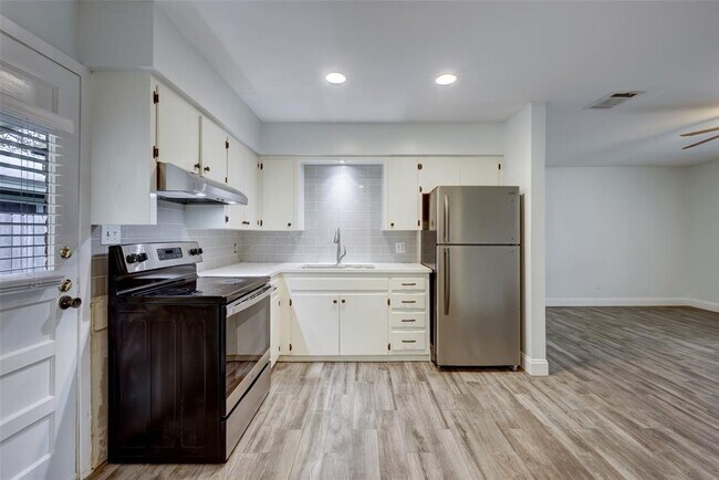 Foto del edificio - 2701 St Edwards Cir
