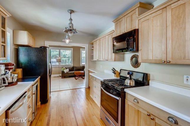 La cocina viene con gabinetes actualizados. - 1038 S Candler St