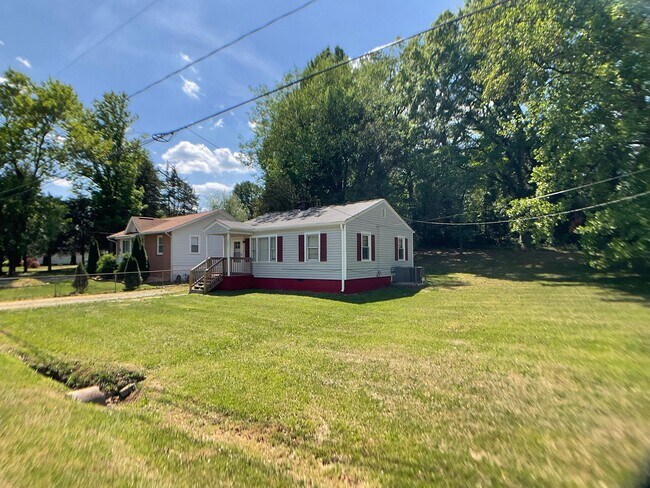Foto del edificio - Adorable Bungalow Ready for New Residents!