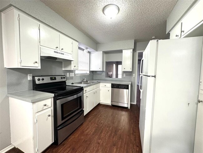 Building Photo - 12401 Tree Line Dr