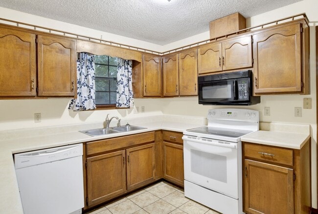 Building Photo - Northeast Pensacola Home