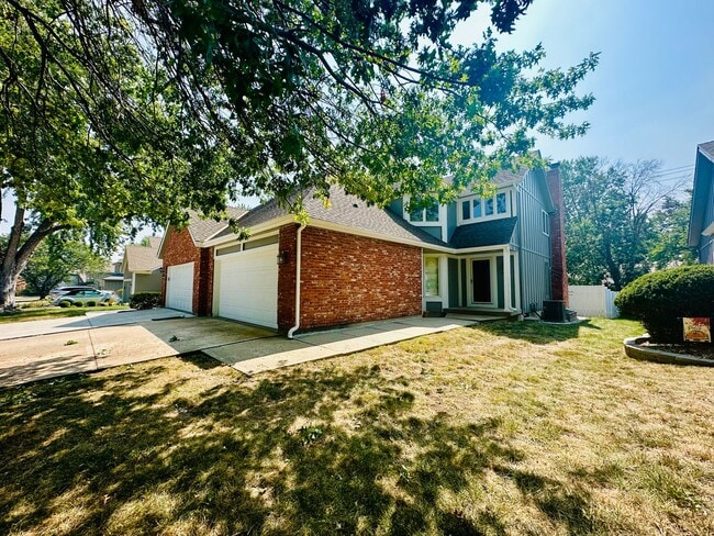Foto del edificio - {10709}  Spacious Overland Park Duplex + T...